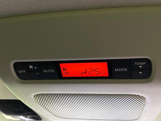 【リアオートエアコン】広い後部座席には必須の機能！風量や温度を自動で調整し前席と同様な車内環境にしてくれるリアオートエアコンを装備。夏の暑さも冬の寒さもストレスなく快適にお過ごしいただけます♪