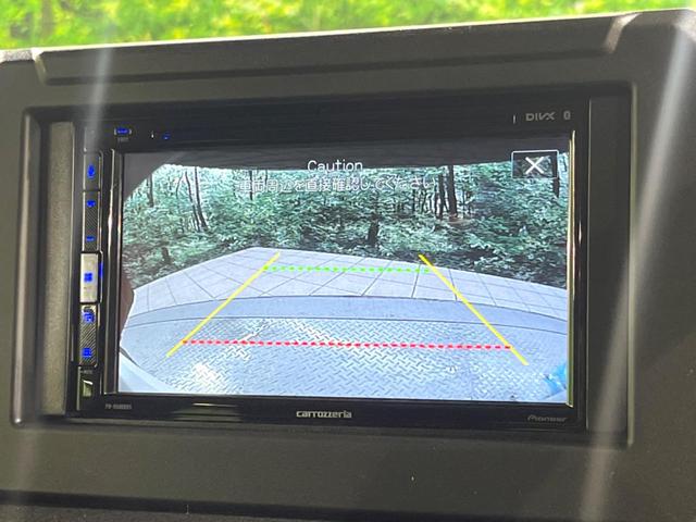 【バックカメラ】駐車時に後方がリアルタイム映像で確認できます。大型商業施設や立体駐車場での駐車時や、夜間のバック時に大活躍！運転スキルに関わらず、今や必須となった装備のひとつです！