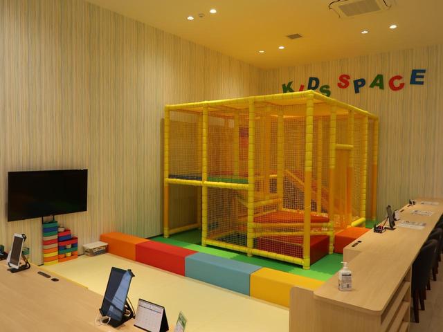 大きなキッズスペースも完備！小さなお子様連れでも、ゆっくりとお車探しをお楽しみいただけます。
