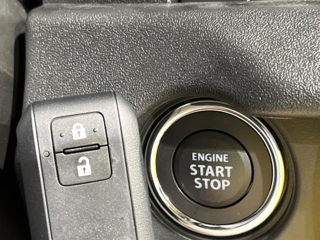 【キーレススタートシステム】カバンやポケットに入れたままでもドアの施錠・解錠が可能なスマートキーを装備。エンジンのオン・オフ時もカギを取り出す必要が無いからとっても便利です♪