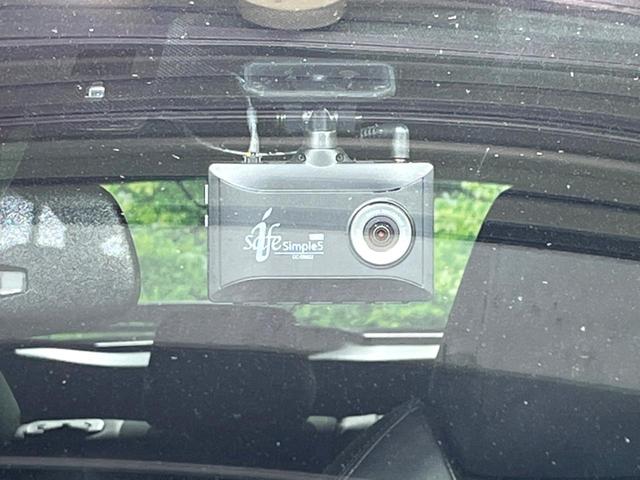 【ドライブレコーダー】安心・安全なカーライフに必須のドライブレコーダーを装備！走行中はもちろん、あおり運転や事故に遭遇した際の状況も映像で記録し、万一のリスクに備えます。