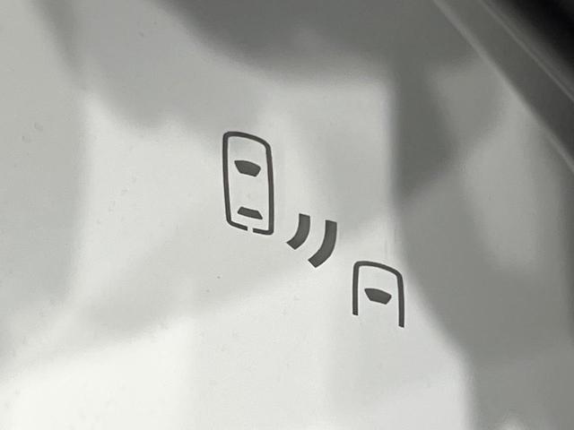 【ブラインドスポットモニター】走行中、ドアミラーの死角になりやすい箇所に後続車が接近するとサイドミラーのレンズに警告を表示！ドライバーに注意喚起をしてくれます。