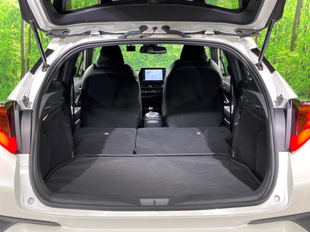後席を格納すると、これだけの広さが！シーンに合わせたシートアレンジで、大きな荷物も積むことが出来ます♪