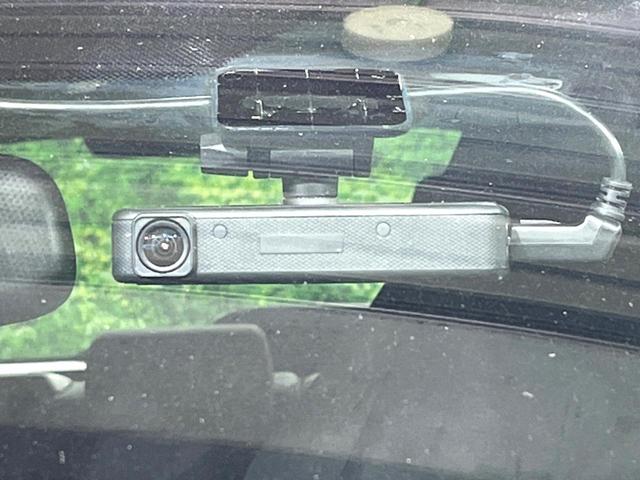 ヤリス ハイブリッドＸ　ナビ付ディスプレイ　衝突被害軽減システム　レーダークルーズ　禁煙車　ドラレコ　コーナーセンサー　スマートキー　ＥＴＣ　車線逸脱警報　オートライト　オートエアコン　Ｂｌｕｅｔｏｏｔｈ　電動格納ミラー（4枚目）