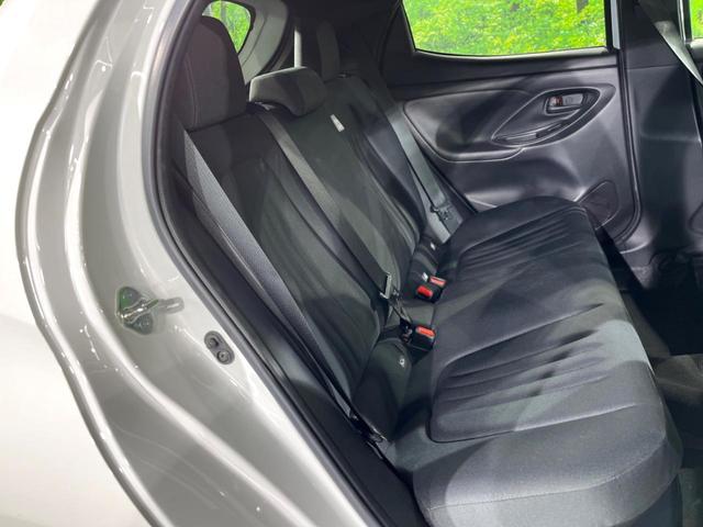 ヤリス ハイブリッドＸ　ナビ付ディスプレイ　衝突被害軽減システム　レーダークルーズ　禁煙車　ドラレコ　コーナーセンサー　スマートキー　ＥＴＣ　車線逸脱警報　オートライト　オートエアコン　Ｂｌｕｅｔｏｏｔｈ　電動格納ミラー（9枚目）