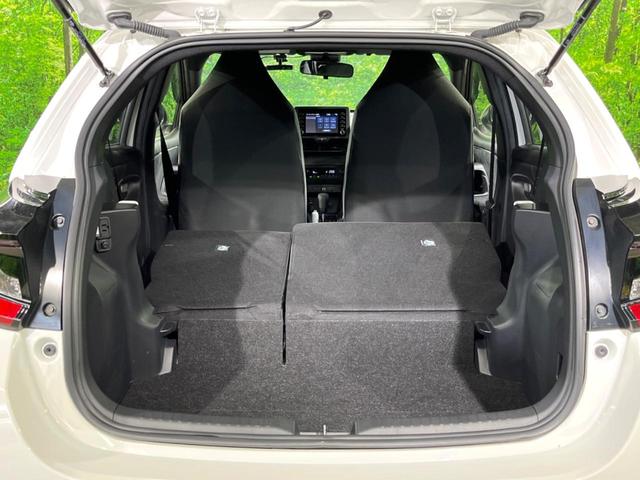 ヤリス ハイブリッドＸ　ナビ付ディスプレイ　衝突被害軽減システム　レーダークルーズ　禁煙車　ドラレコ　コーナーセンサー　スマートキー　ＥＴＣ　車線逸脱警報　オートライト　オートエアコン　Ｂｌｕｅｔｏｏｔｈ　電動格納ミラー（10枚目）