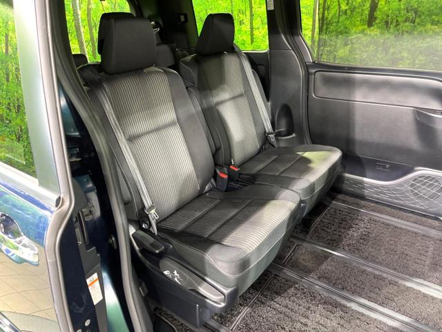 ヴォクシー ＺＳ　煌ＩＩ　フリップダウンモニター　純正９インチナビ　両側パワースライドドア　リアオートエアコン　スマートキー　クルーズコントロール　クリアランスソナー　ＥＴＣ　オートエアコン　オートライト（10枚目）