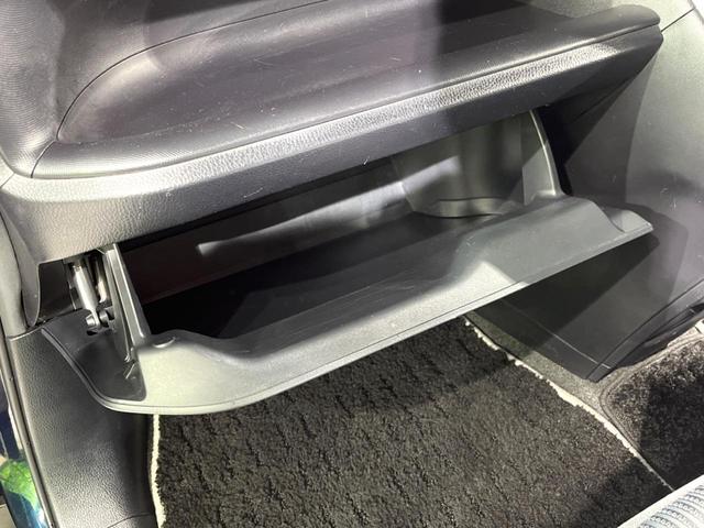 ヴォクシー ＺＳ　煌ＩＩ　フリップダウンモニター　純正９インチナビ　両側パワースライドドア　リアオートエアコン　スマートキー　クルーズコントロール　クリアランスソナー　ＥＴＣ　オートエアコン　オートライト（23枚目）