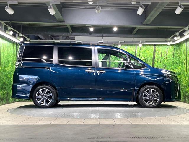 ヴォクシー ＺＳ　煌ＩＩ　フリップダウンモニター　純正９インチナビ　両側パワースライドドア　リアオートエアコン　スマートキー　クルーズコントロール　クリアランスソナー　ＥＴＣ　オートエアコン　オートライト（55枚目）