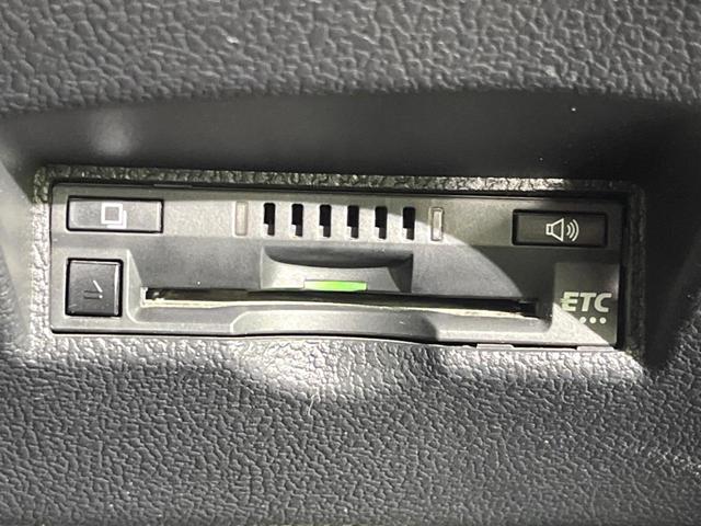 プリウス Ｓツーリングセレクション　フルエアロ　純正ＳＤナビ　バックカメラ　１００Ｖ電源　衝突被害軽減システム　禁煙車　レザー調シート　コーナーセンサー　スマートキー　ＬＥＤヘッド　ビルトインＥＴＣ　クルコン　純正１７インチアルミ（9枚目）