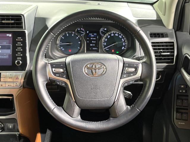 �C���e���A�ɍ��킹���f�U�C���̃X�e�A�����O�́A�^�]�������̂��Ƃ��l���A�^�]���₷���`��A�傫���ł��B�����x�A���ۂɐG���Ă��m���߂��������B