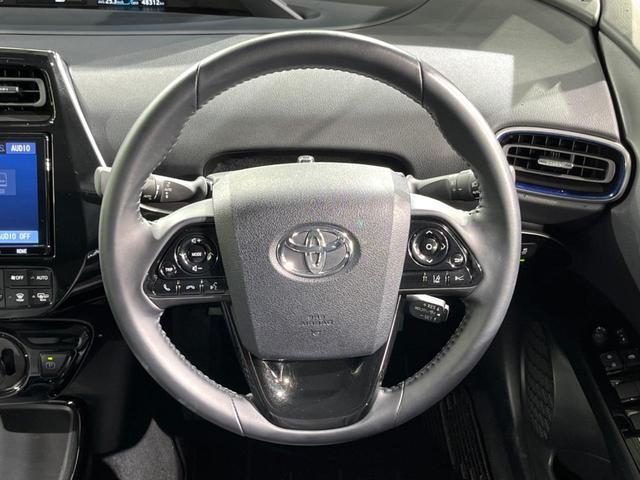 �C���e���A�ɍ��킹���f�U�C���̃X�e�A�����O�́A�^�]�������̂��Ƃ��l���A�^�]���₷���`��A�傫���ł��B�����x�A���ۂɐG���Ă��m���߂��������B