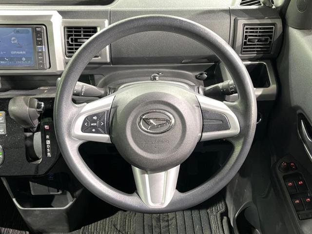 �C���e���A�ɍ��킹���f�U�C���̃X�e�A�����O�́A�^�]�������̂��Ƃ��l���A�^�]���₷���`��A�傫���ł��B�����x�A���ۂɐG���Ă��m���߂��������B