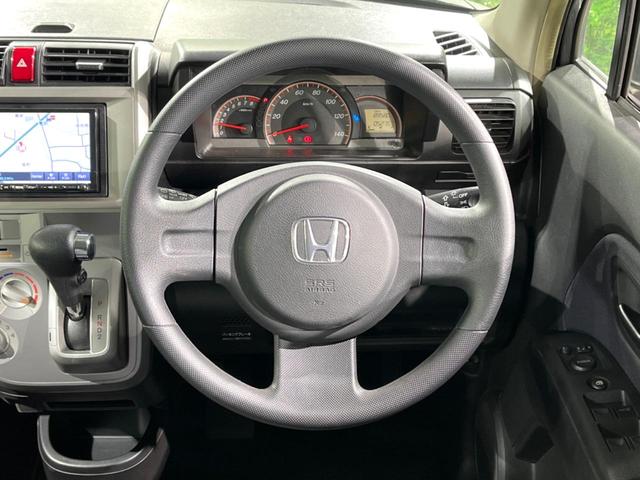 �C���e���A�ɍ��킹���f�U�C���̃X�e�A�����O�́A�^�]�������̂��Ƃ��l���A�^�]���₷���`��A�傫���ł��B�����x�A���ۂɐG���Ă��m���߂��������B