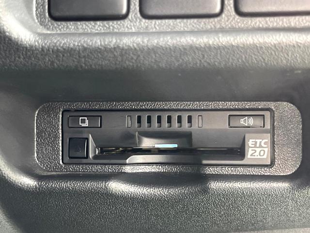 ハイエースバン スーパーＧＬ　ダークプライムＩＩ　衝突被害軽減システム　禁煙車　ハーフレザーシート　ドラレコ　コーナーセンサー　スマートキー　ＬＥＤヘッド　ＥＴＣ２．０　純正１８インチアルミ　オートハイビーム　車線逸脱警報　オートライト（5枚目）