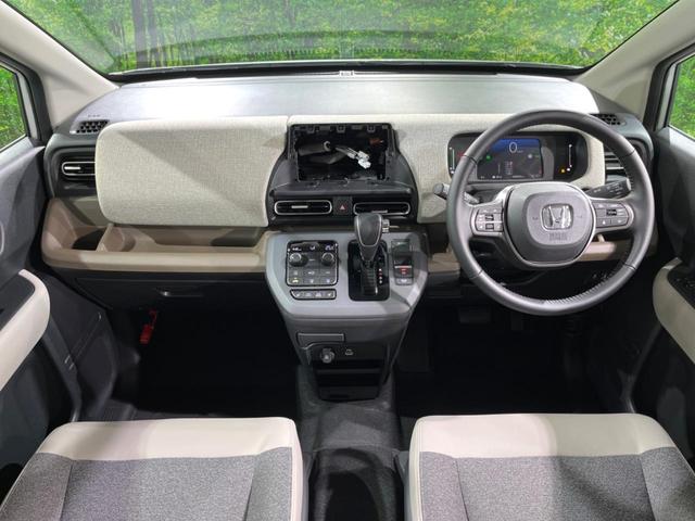 フリード ｅ：ＨＥＶエアー　ＥＸ　登録済未使用車　両側電動ドア　衝突被害軽減システム　レーダークルーズ　ハーフレザーシート　コーナーセンサー　スマートキー　純正１５インチアルミ　オートハイビーム　車線逸脱警報　オートライト（2枚目）