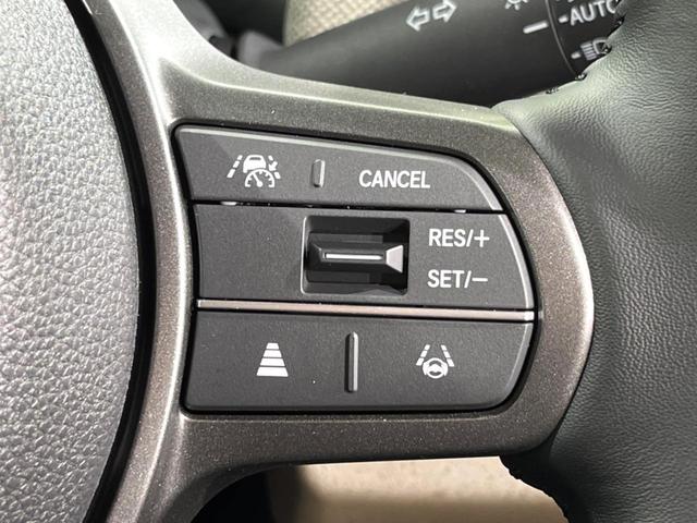 フリード ｅ：ＨＥＶエアー　ＥＸ　登録済未使用車　両側電動ドア　衝突被害軽減システム　レーダークルーズ　ハーフレザーシート　コーナーセンサー　スマートキー　純正１５インチアルミ　オートハイビーム　車線逸脱警報　オートライト（4枚目）