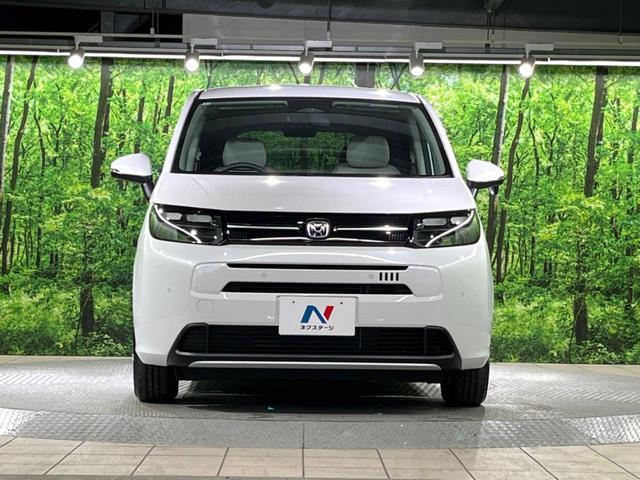 フリード ｅ：ＨＥＶエアー　ＥＸ　登録済未使用車　両側電動ドア　衝突被害軽減システム　レーダークルーズ　ハーフレザーシート　コーナーセンサー　スマートキー　純正１５インチアルミ　オートハイビーム　車線逸脱警報　オートライト（15枚目）