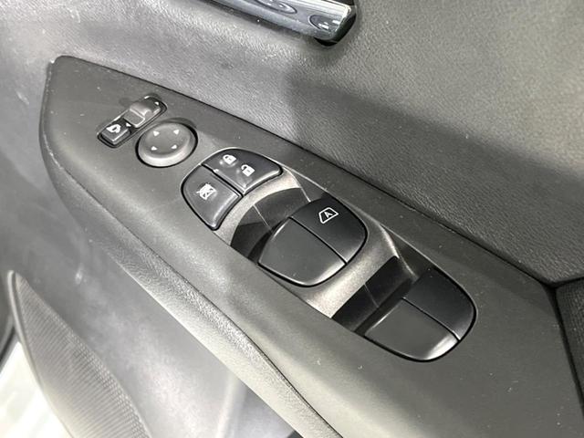 セレナ ハイウェイスターＶ　両側電動ドア　純正ＳＤナビ　後席モニター　全周囲カメラ　衝突被害軽減システム　禁煙車　ドラレコ　コーナーセンサー　スマートキー　ＬＥＤヘッド　ビルトインＥＴＣ　純正１６インチアルミ　車線逸脱警報（32枚目）