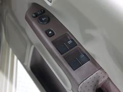 【電動格納ミラー】サイドミラーは電動格納式となっており、狭い駐車場でもキズがつくリスクを抑えられます。 7