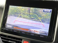 【バックカメラ】駐車時に後方がリアルタイム映像で確認できます。大型商業施設や立体駐車場での駐車時や、夜間のバック時に大活躍！運転スキルに関わらず、今や必須となった装備のひとつです！ 4