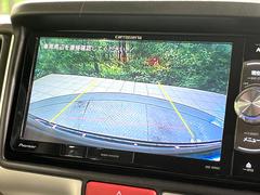 【バックカメラ】駐車時に後方がリアルタイム映像で確認できます。大型商業施設や立体駐車場での駐車時や、夜間のバック時に大活躍！運転スキルに関わらず、今や必須となった装備のひとつです！ 5