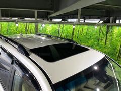 【サンルーフ】開放感たっぷりの希少装備、サンルーフが装着されています！車内に明かりを取り入れたり景色を楽しむ以外にも、車内の空気も簡単に換気できて快適です！ 3