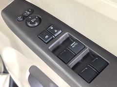 【電動格納ミラー】サイドミラーは電動格納式となっており、狭い駐車場でもキズがつくリスクを抑えられます。 7