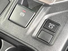 【電動パーキングブレーキ】パーキングブレーキは便利な電動式！ボタン一つで操作でき、アクセルを踏めば自動で解除されます♪レバーやペダルが無いので運転席廻りもすっきりしますね♪ 4