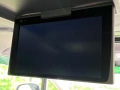 【フリップダウンモニター】大画面モニターで後席でもエンタメをお楽しみいただけます。小さなお子様にも大人気の装備です♪ 3