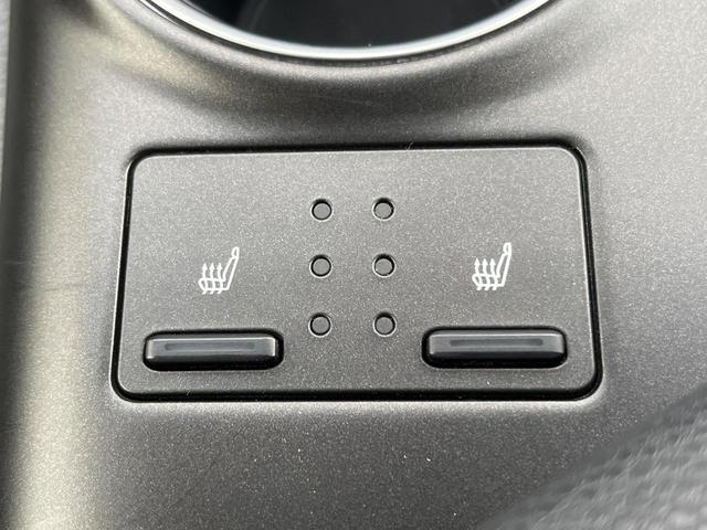 カムリ ＷＳレザーパッケージ　禁煙車　後期　セーフティセンス　ＢＳＭ　パノラミックビューモニター　ＬＥＤヘッドライト　純正１８インチＡＷ　カラーＨＵＤ　電動チルトテレスコピック　黒革　パワーシート　シートヒーター　スマートキー（8枚目）