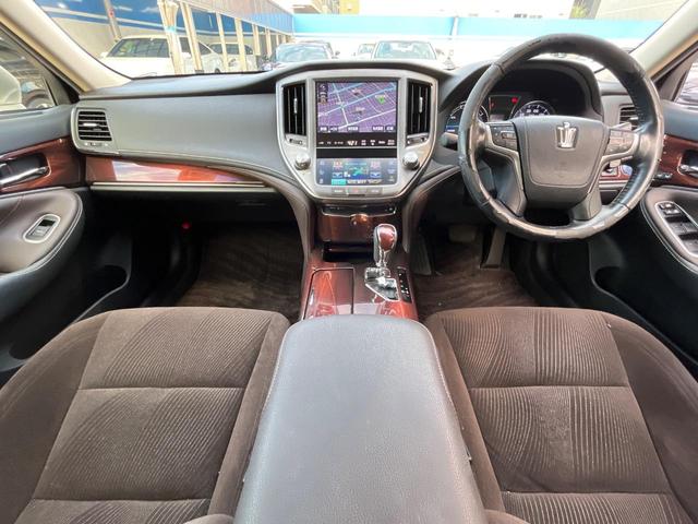 クラウンハイブリッド ロイヤルサルーンＧ　禁煙車　アドバンスパッケージ　ＨＩＤヘッドライト　純正１６インチＡＷ　革巻ステアリング　電動チルトテレスコピック　シートメモリー　パワーシート　スマートキー　スーパーライブサウンド　シートヒーター（2枚目）