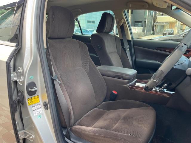 クラウンハイブリッド ロイヤルサルーンＧ　禁煙車　アドバンスパッケージ　ＨＩＤヘッドライト　純正１６インチＡＷ　革巻ステアリング　電動チルトテレスコピック　シートメモリー　パワーシート　スマートキー　スーパーライブサウンド　シートヒーター（12枚目）