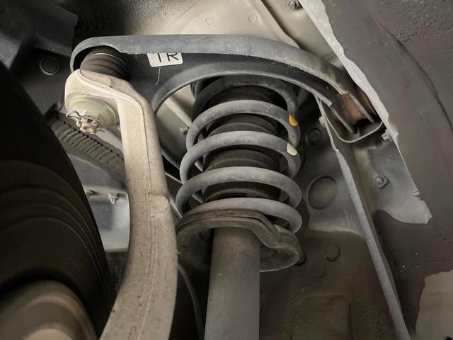 クラウンハイブリッド ロイヤルサルーンＧ　禁煙車　アドバンスパッケージ　ＨＩＤヘッドライト　純正１６インチＡＷ　革巻ステアリング　電動チルトテレスコピック　シートメモリー　パワーシート　スマートキー　スーパーライブサウンド　シートヒーター（19枚目）