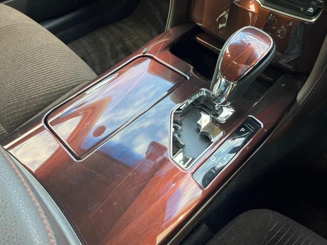クラウンハイブリッド ロイヤルサルーンＧ　禁煙車　アドバンスパッケージ　ＨＩＤヘッドライト　純正１６インチＡＷ　革巻ステアリング　電動チルトテレスコピック　シートメモリー　パワーシート　スマートキー　スーパーライブサウンド　シートヒーター（33枚目）