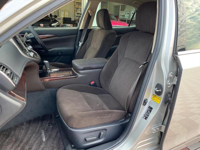 クラウンハイブリッド ロイヤルサルーンＧ　禁煙車　アドバンスパッケージ　ＨＩＤヘッドライト　純正１６インチＡＷ　革巻ステアリング　電動チルトテレスコピック　シートメモリー　パワーシート　スマートキー　スーパーライブサウンド　シートヒーター（44枚目）