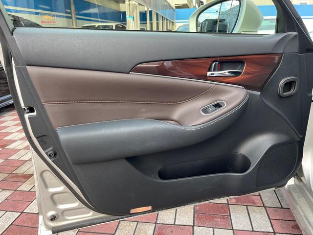 クラウンハイブリッド ロイヤルサルーンＧ　禁煙車　アドバンスパッケージ　ＨＩＤヘッドライト　純正１６インチＡＷ　革巻ステアリング　電動チルトテレスコピック　シートメモリー　パワーシート　スマートキー　スーパーライブサウンド　シートヒーター（47枚目）