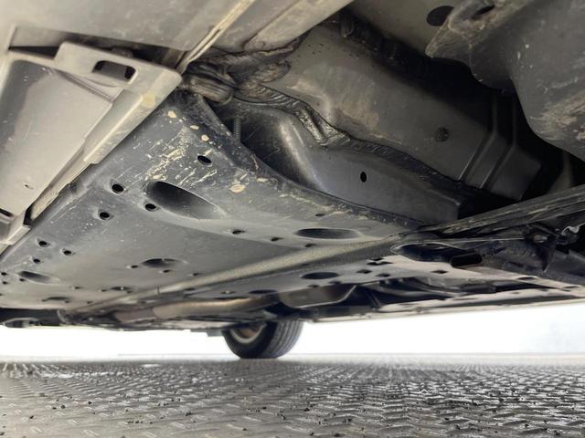 クラウンハイブリッド ロイヤルサルーンＧ　禁煙車　アドバンスパッケージ　ＨＩＤヘッドライト　純正１６インチＡＷ　革巻ステアリング　電動チルトテレスコピック　シートメモリー　パワーシート　スマートキー　スーパーライブサウンド　シートヒーター（65枚目）