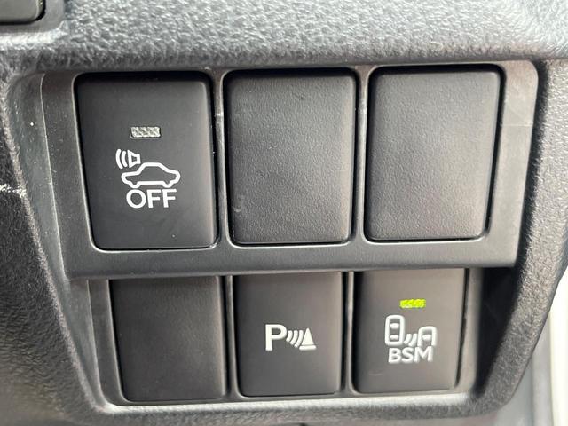 【ブラインドスポットモニター】走行中、ドアミラーの死角になりやすい箇所に後続車が接近するとサイドミラーのレンズに警告を表示！ドライバーに注意喚起をしてくれます。