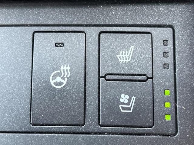 【シートベンチレーション】夏場は涼しい風でお尻や背中の熱やムレを防ぎ、冬はエアコンよりも早く温まってポカポカに！季節を問わず快適に過ごせます。