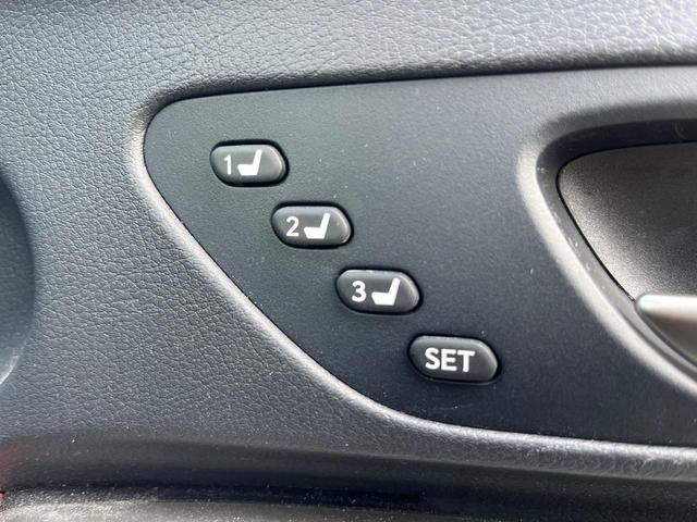 【メモリー機能付きパワーシート】ドライバーごとに設定したシート位置を記憶して、ボタン一つで切り替えできる便利な機能！運転する方が複数名いらっしゃるご家庭におすすめです♪