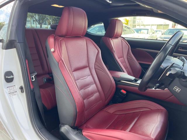 【専用革スポーツシート】ホールド性に優れ、カーブ時の体が流れを抑制してくれます。また、体にフィットするから腰や背中が疲れにくく、ロングドライブや高速走行でも快適にお過ごしいただけます♪