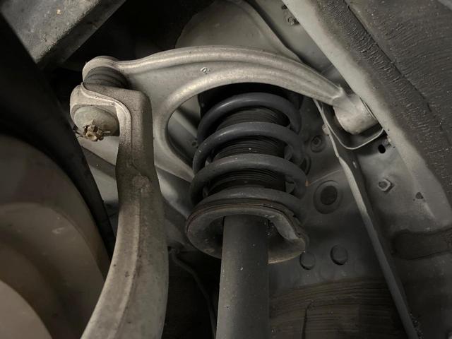 お車を安心してお乗りいただく為には、足回りの定期点検が欠かせません。サービスサポート（有償保証）では無料点検もご提供しており、安心のカーライフをお過ごしいただけるサポート体制が整っています。