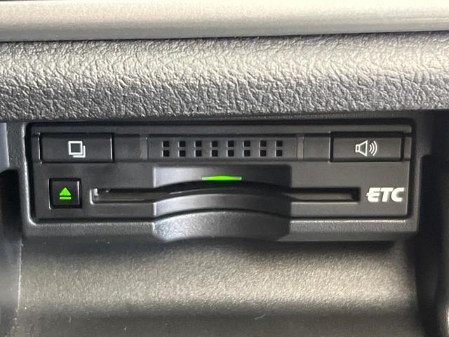 クラウンハイブリッド アスリートＳ　禁煙車　純正ナビ　バックカメラ　衝突被害軽減システム　スマートキー　ＨＩＤヘッド　ビルトインＥＴＣ　シートヒーター　クルーズコントロール　オートライト　純正１８インチアルミホイール（7枚目）