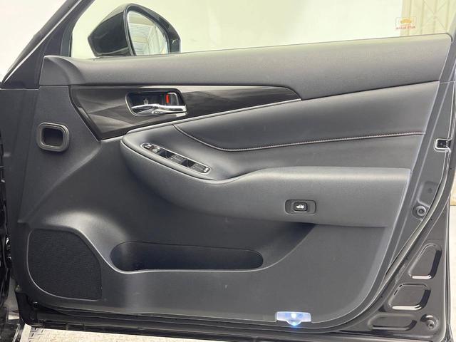 クラウンハイブリッド アスリートＳ　禁煙車　純正ナビ　バックカメラ　衝突被害軽減システム　スマートキー　ＨＩＤヘッド　ビルトインＥＴＣ　シートヒーター　クルーズコントロール　オートライト　純正１８インチアルミホイール（44枚目）