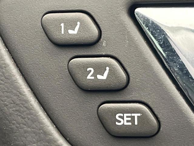 【メモリー機能付きパワーシート】ドライバーごとに設定したシート位置を記憶して、ボタン一つで切り替えできる便利な機能！運転する方が複数名いらっしゃるご家庭におすすめです♪