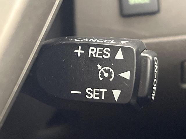 【クルーズコントロール】高速道路もラクラク走行。アクセルを離しても一定速度で走行ができ、長距離運転時の負担を軽減！加速・減速も簡単なスイッチ操作で調整できます。
