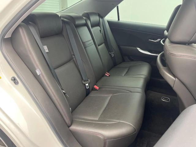 後部座席も気になるようなキズ・汚れやへたり等、大きなダメージはなく、良好な状態です。