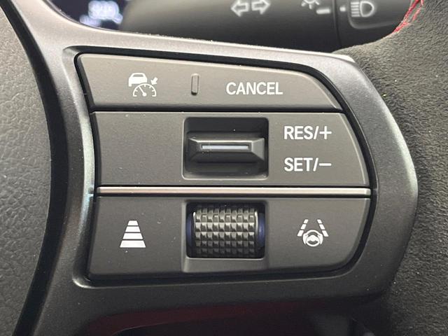 【アダプティブクルーズコントロール】高速道路での長距離走行が楽に！！自動で速度を保つクルーズコントロールが、衝突軽減システムと連携し、前方の車両を感知して車間を保つように速度調節してくれます！！