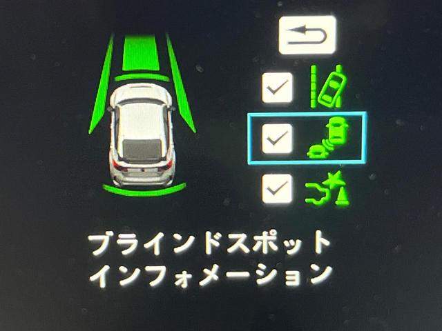 【ブラインドスポットインフォメーション】走行中、ドアミラーの死角になりやすい箇所に後続車が接近するとサイドミラー付近に警告を表示、ドライバーに注意喚起をしてくれます。